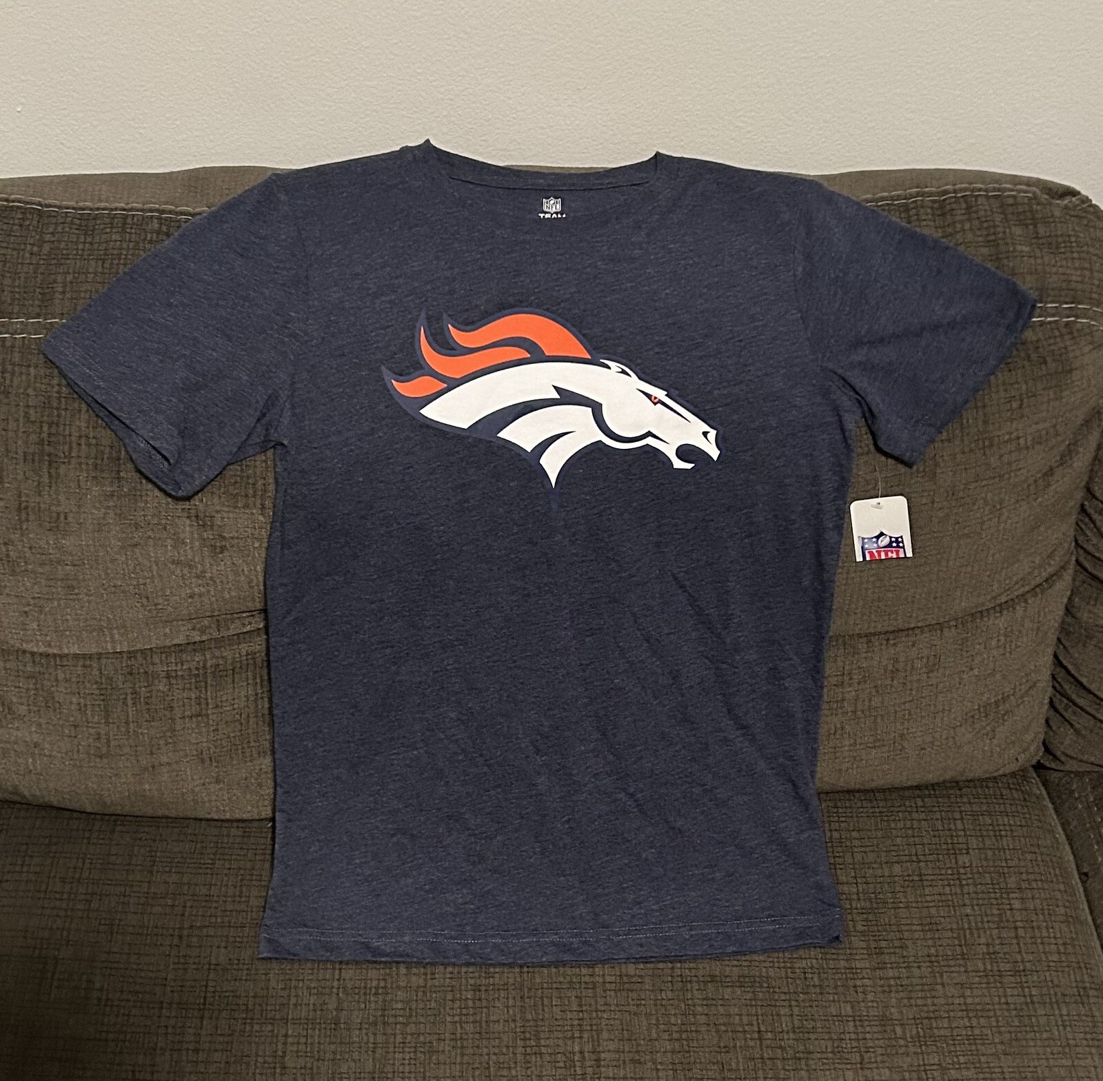 NFL Team Apparel Denver Broncos Football Gray T-Shirt Youth Sz: M ( 10 / 12 )