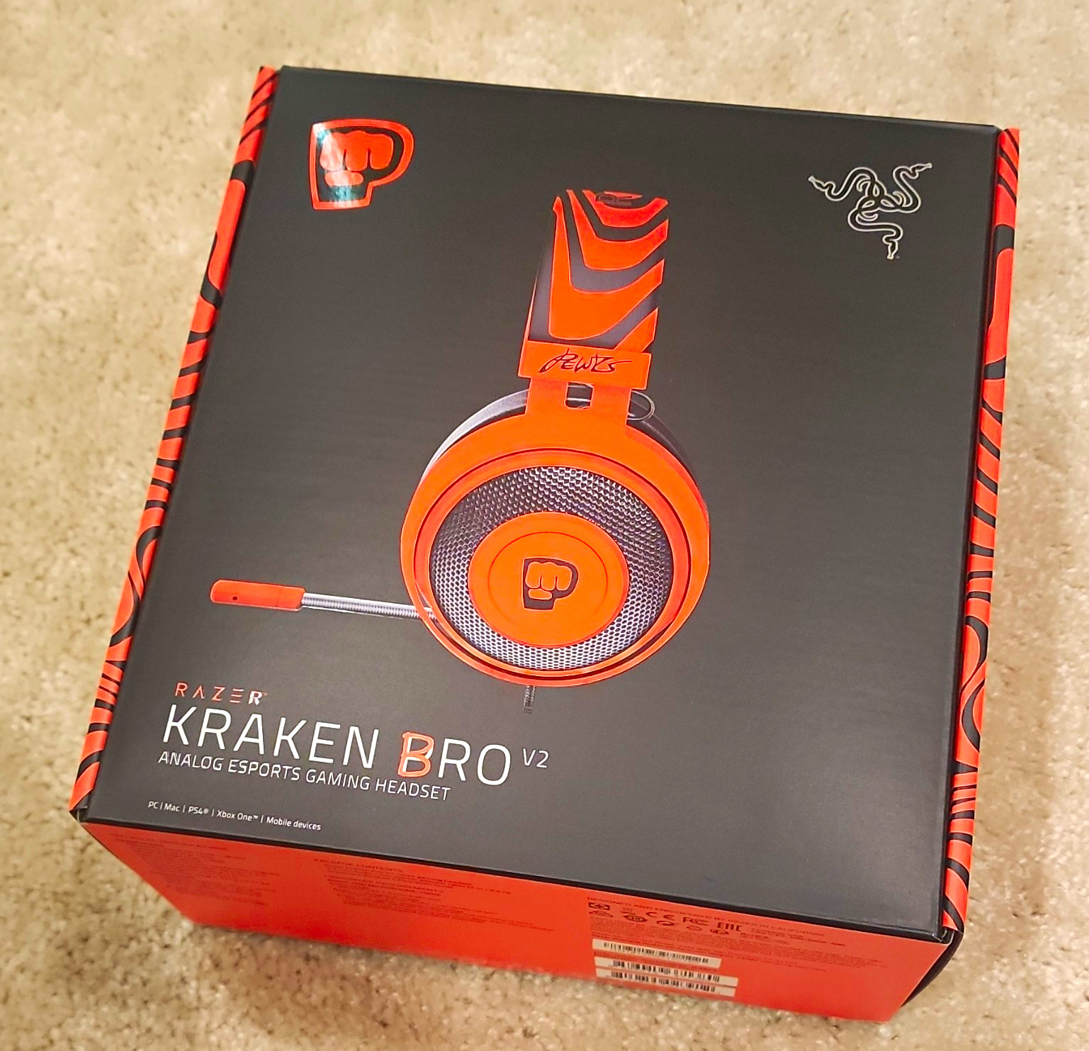 Razer Kraken Pro V2 PewDiePie EDITION with Replacement Pads