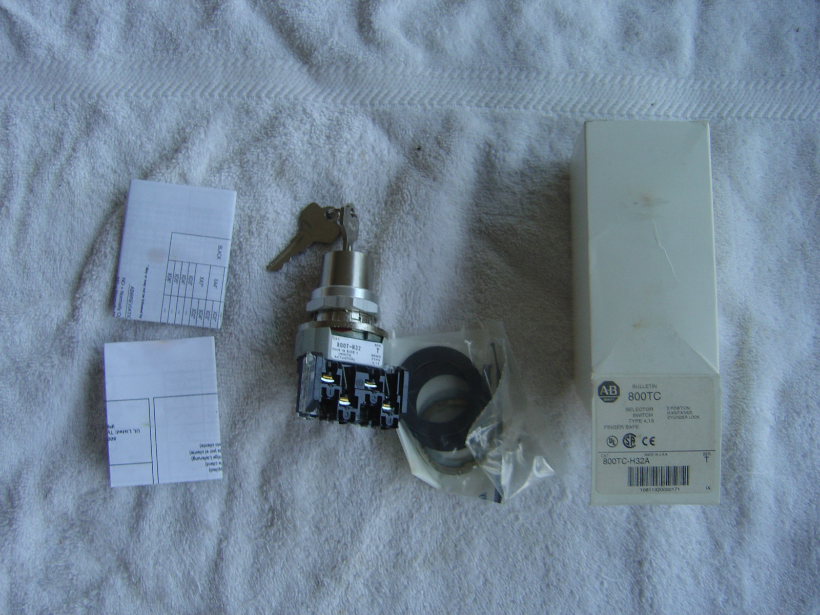 NIB Allen Bradley Selector Switch 2 POS 800TC-H32A