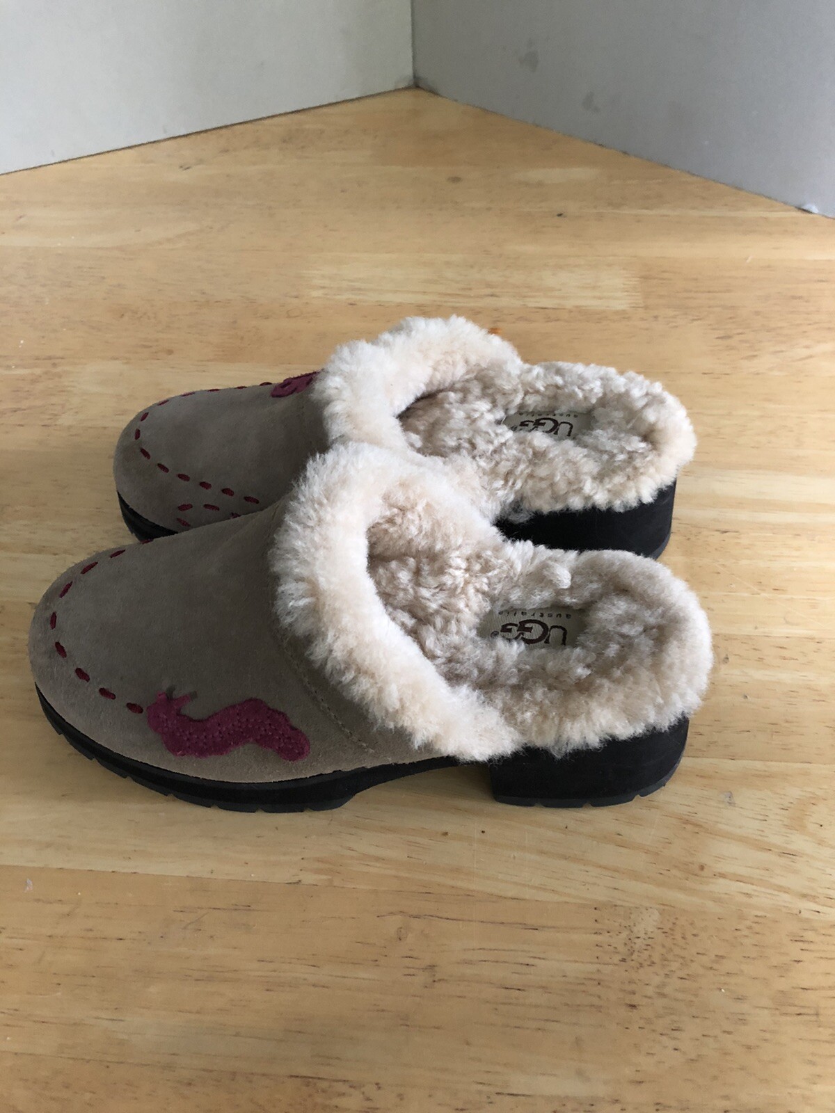 UGG Australia 5223 Clogs Tan Taupe Beige Light Sz 3, Shipskin Fur-Women.