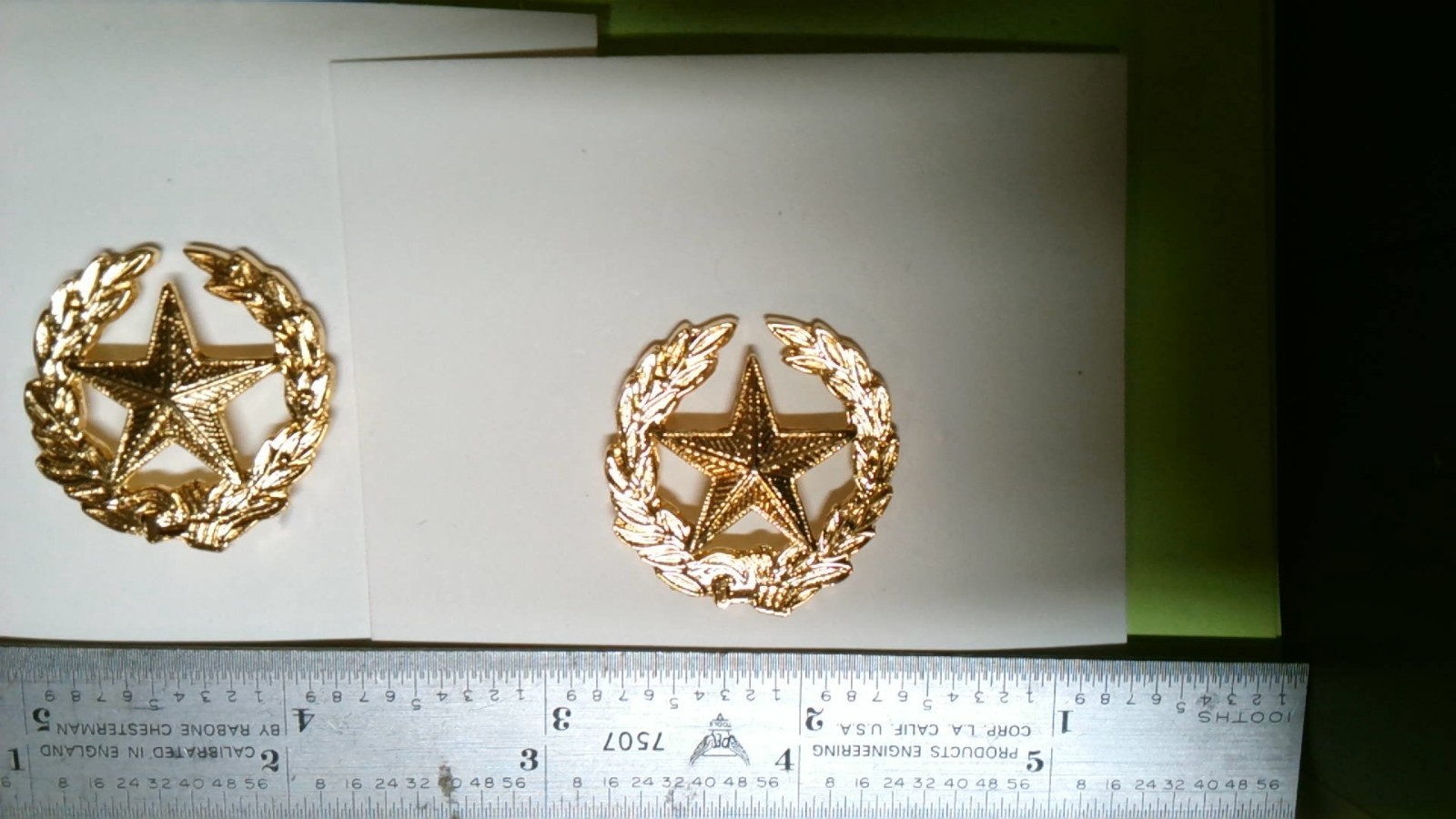 MILITARY INSIGNIA SET OF 2 UNSURE GOLD COLORED STAR AND WREATH 1 INCH & CLUTCHES