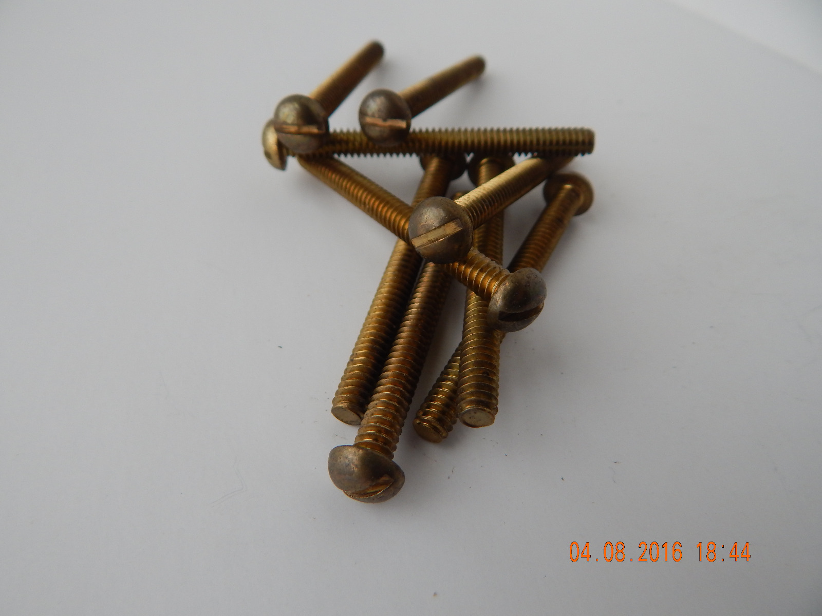 BRASS ROUND HEAD SLOTTED MACHINE SCREW. 10/24 x 2"  15 PCS. NEW-NOS SOME TARNISH