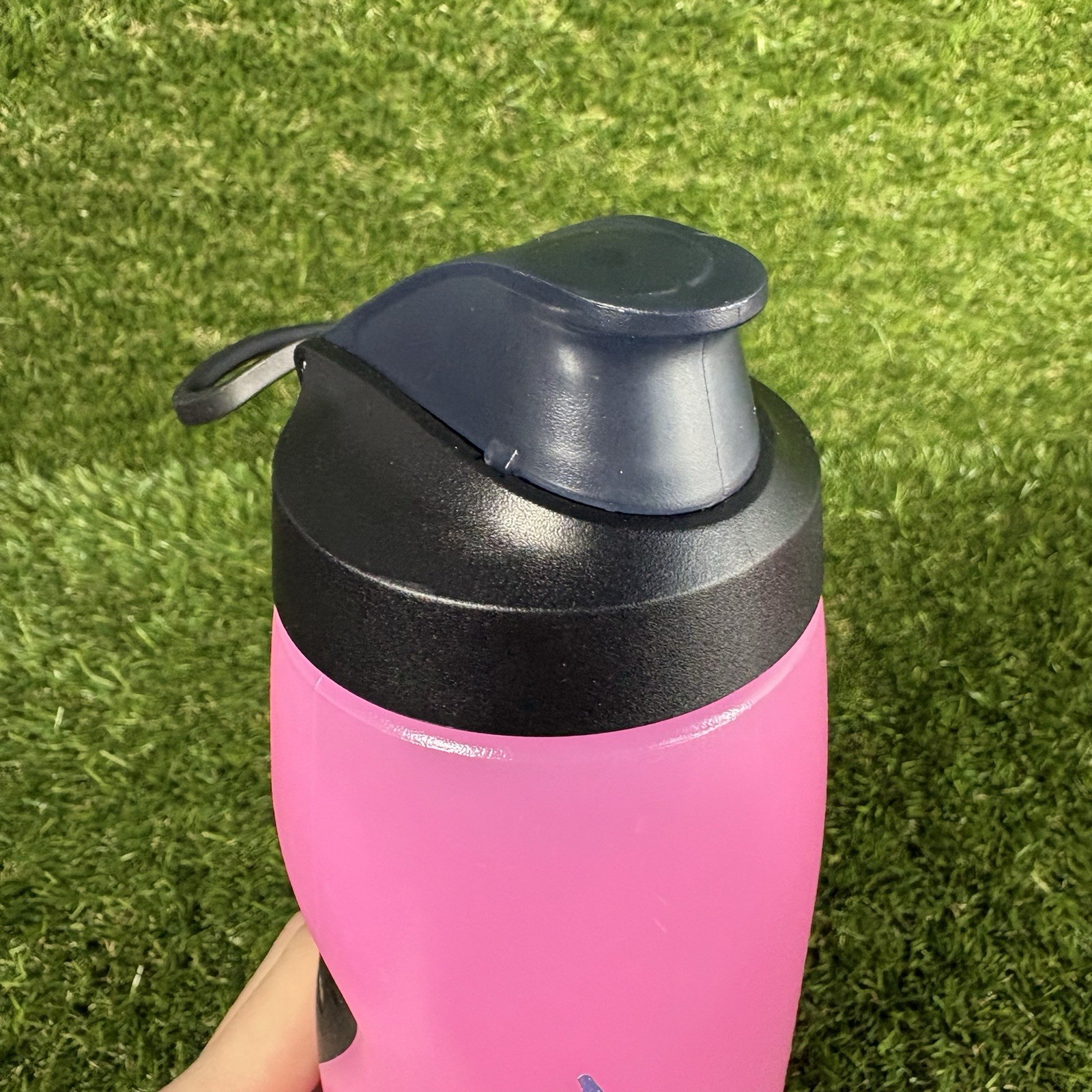 Nike Refuel water bottle 32 oz locking lid Squeeze bottle active sport plastic
