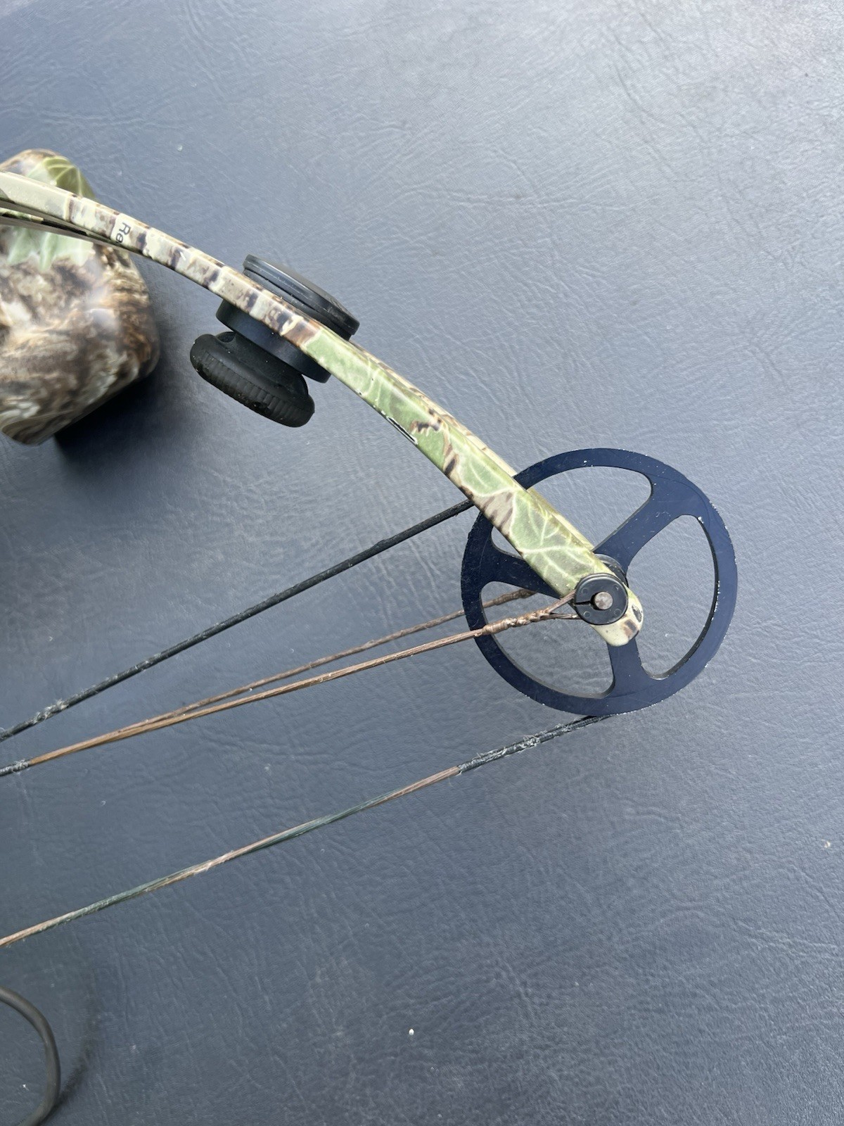 BUCKMASTERS BTR Pro Compound Bow Package Right Hand/Limb Saver/V Flight High Tek