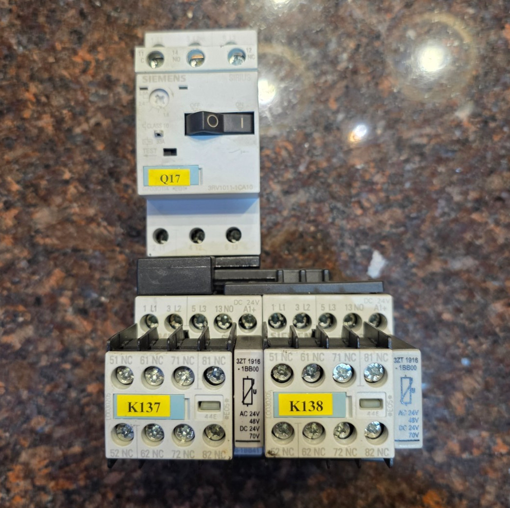 Siemens 3RV1011-1CA10 & 2x 3RT1016-1BB41 Reversing Contactor, 1.8-2.5A Breaker