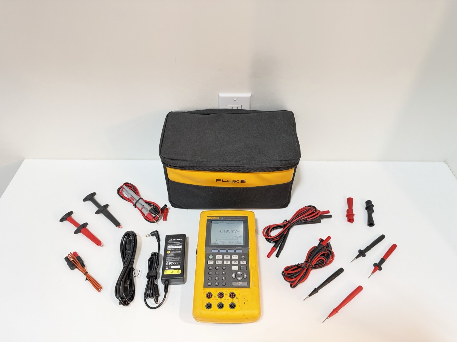 FLUKE 743B DOCUMENTING PROCESS CALIBRATOR W/ LEADS & ACCESSORIES (FREE SHIPPING)