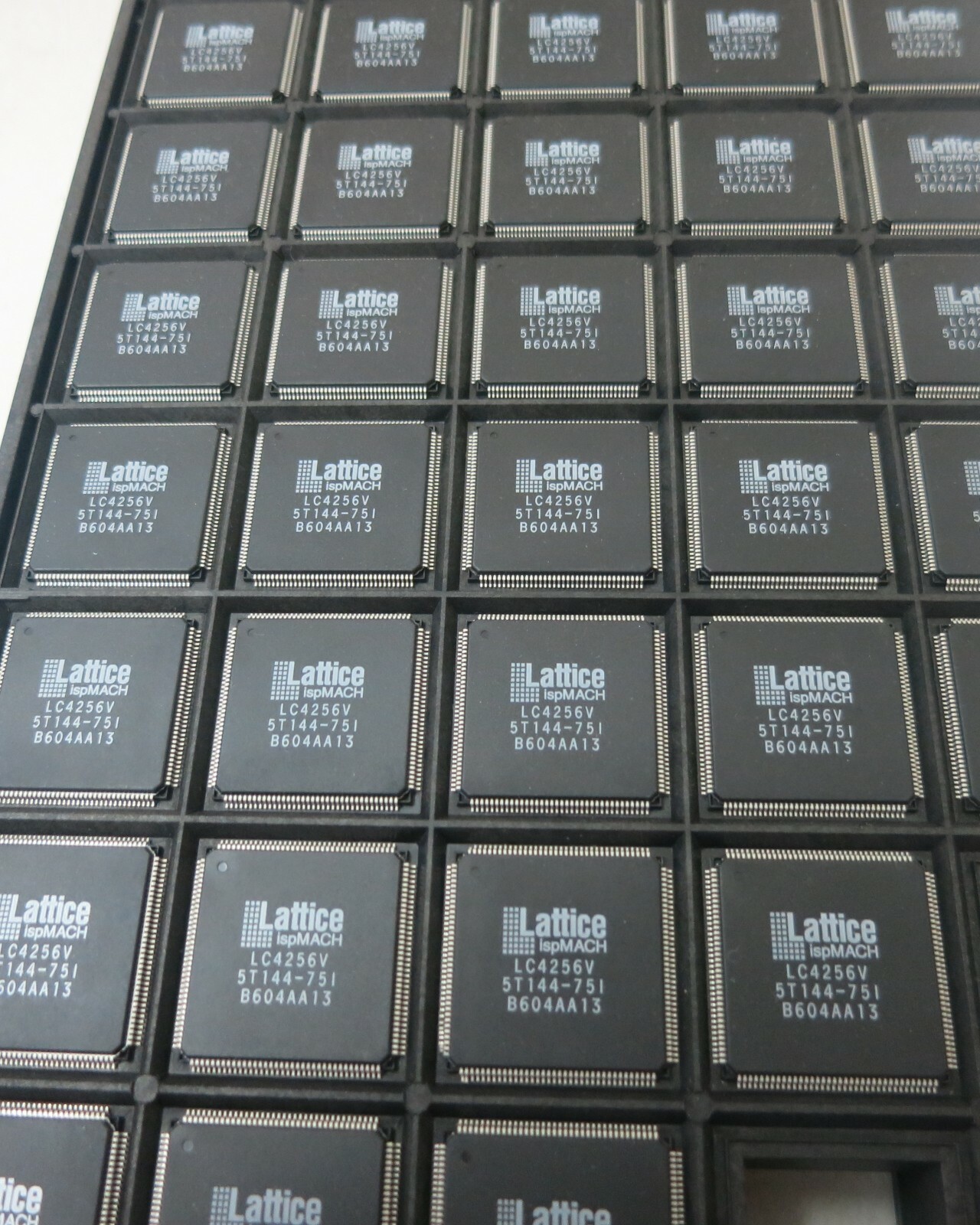 (1 PC) LC4256V-5T144C / LC4256V-5T144-75I LATTICE **US STOCK**