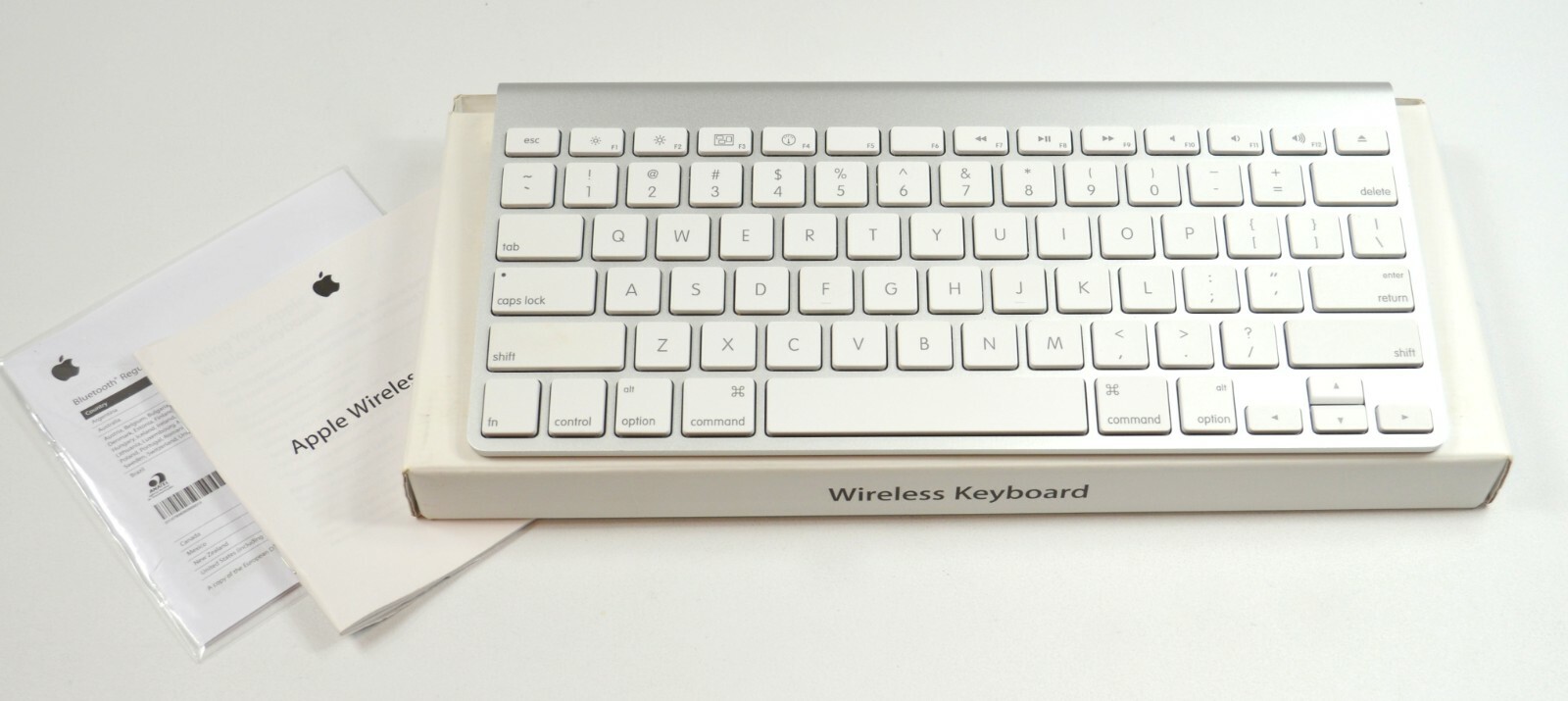 APPLE Wireless Keyboard - Bluetooth Technology MC184LL/A
