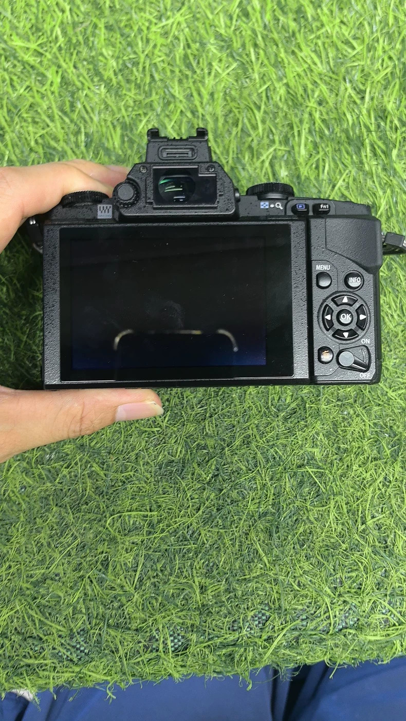 Olympus OM-D E-M5 16.1MP Mirrorless Digital Camera Body only Touchscreen - Black