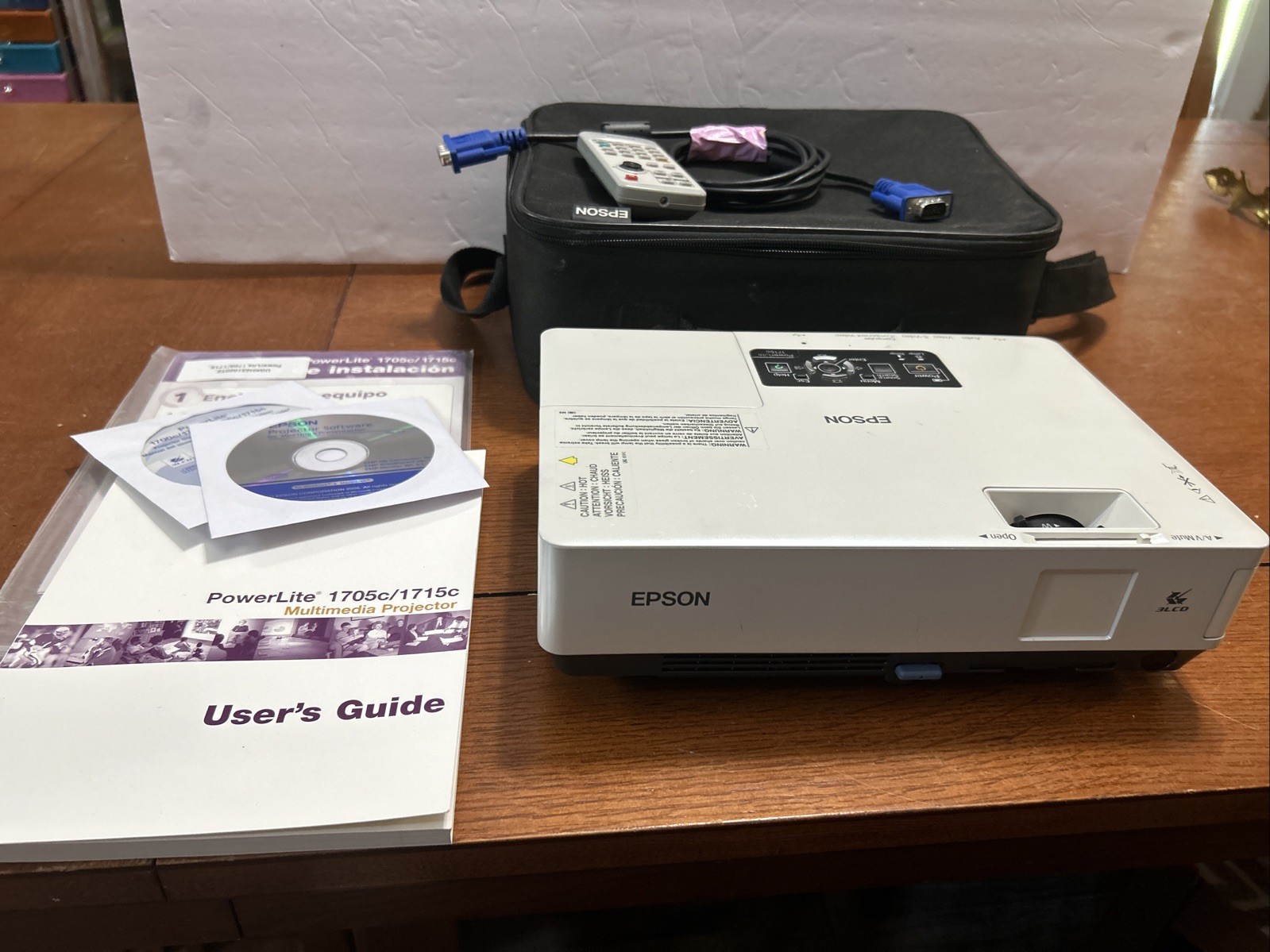 Epson PowerLite 1705c 1715 Multimedia Projector w/ Remote & Bag cables