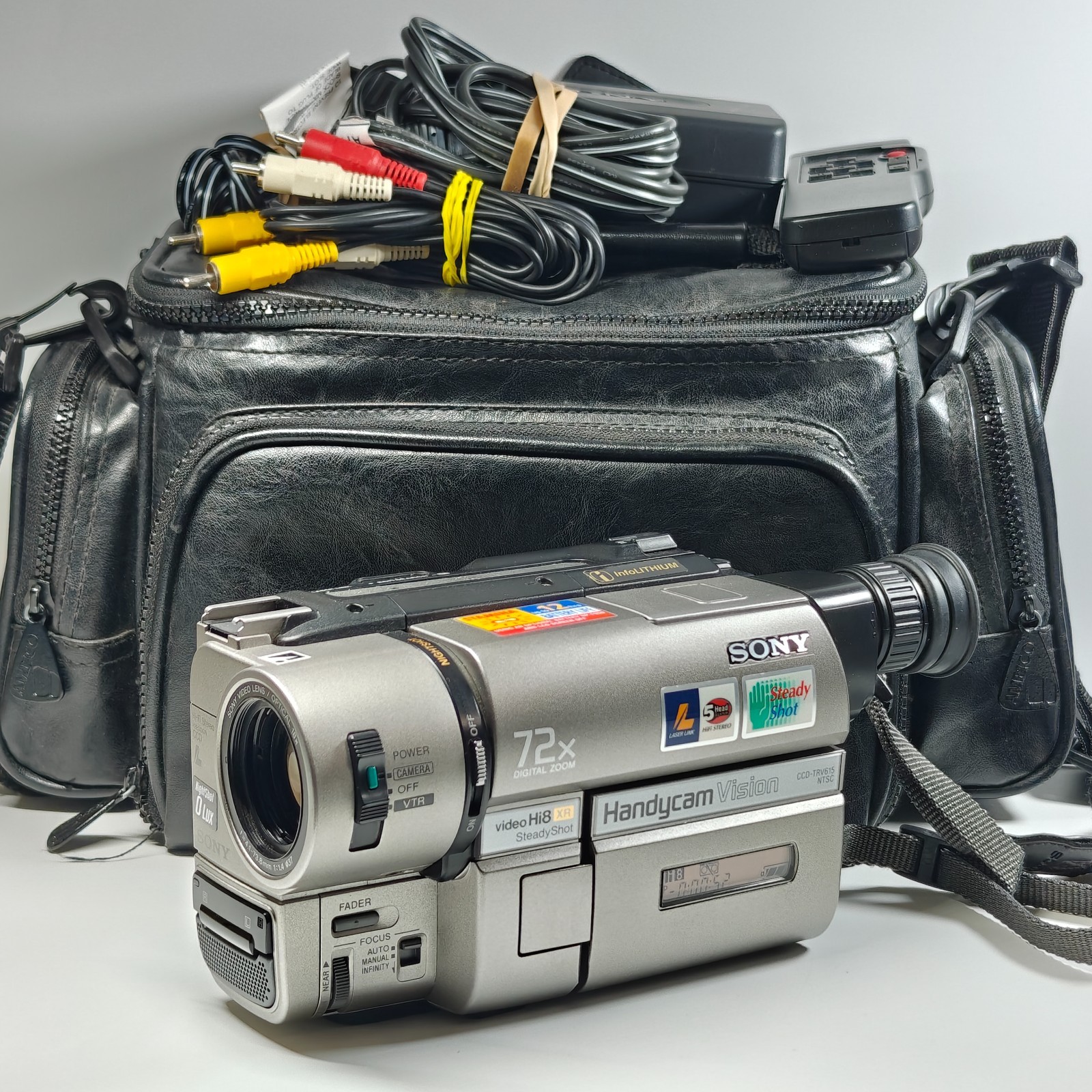 Sony Handycam Vision CCD-TRV615 Hi8 XR Tape NTSC Night Vision 18x Zoom + Charger