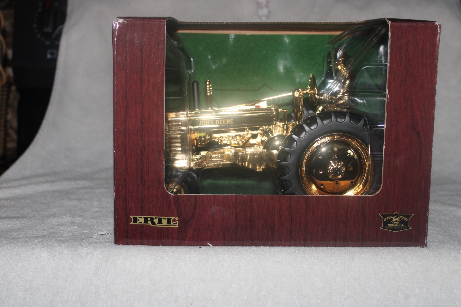1/16 JOHN DEERE GOLD A W/MAN