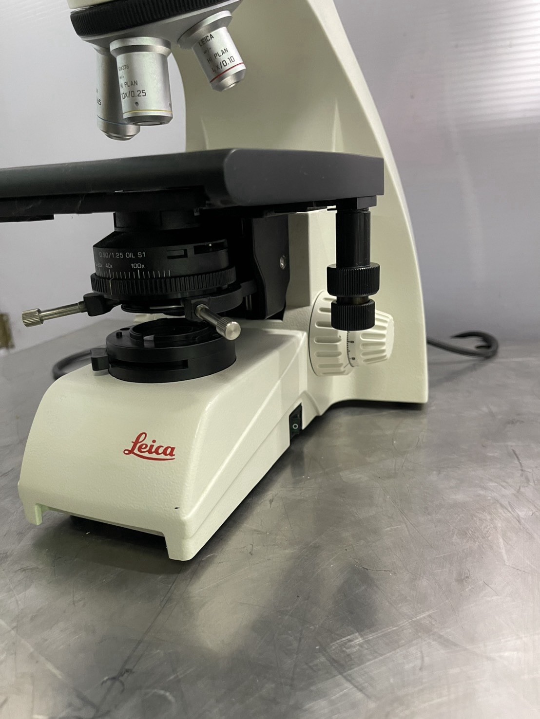 Leica DM750 Trinocular Compound Microscope 4X 10X 40X LED Tested Light