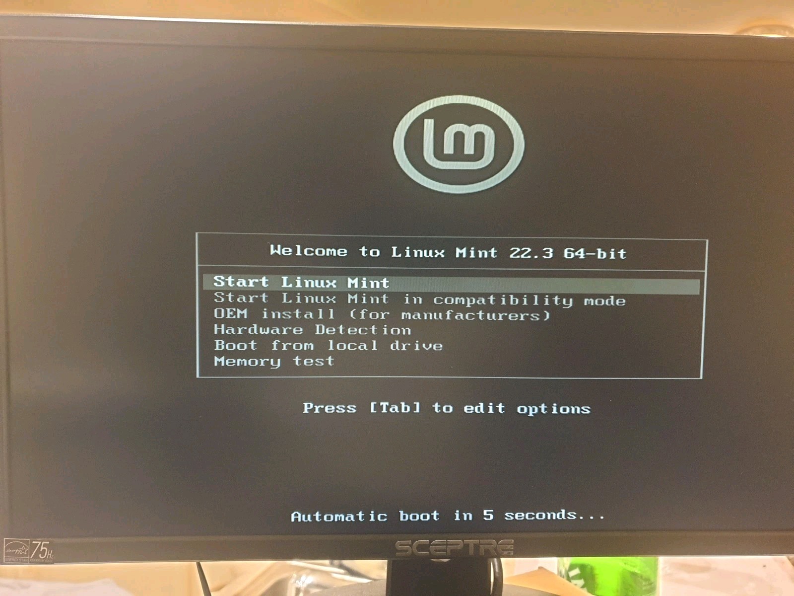 Linux Mint Cinnamon V22.3, 64-bit, Bootable Live and Install DVD