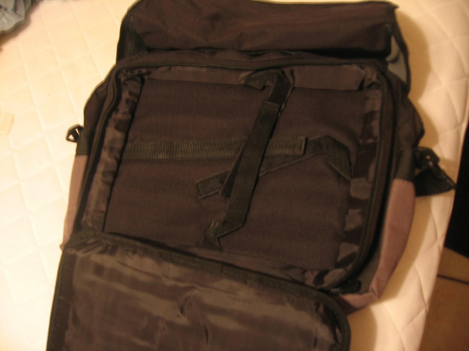 KORE BLACK & GREY MESSENGER LAGTOP BAG