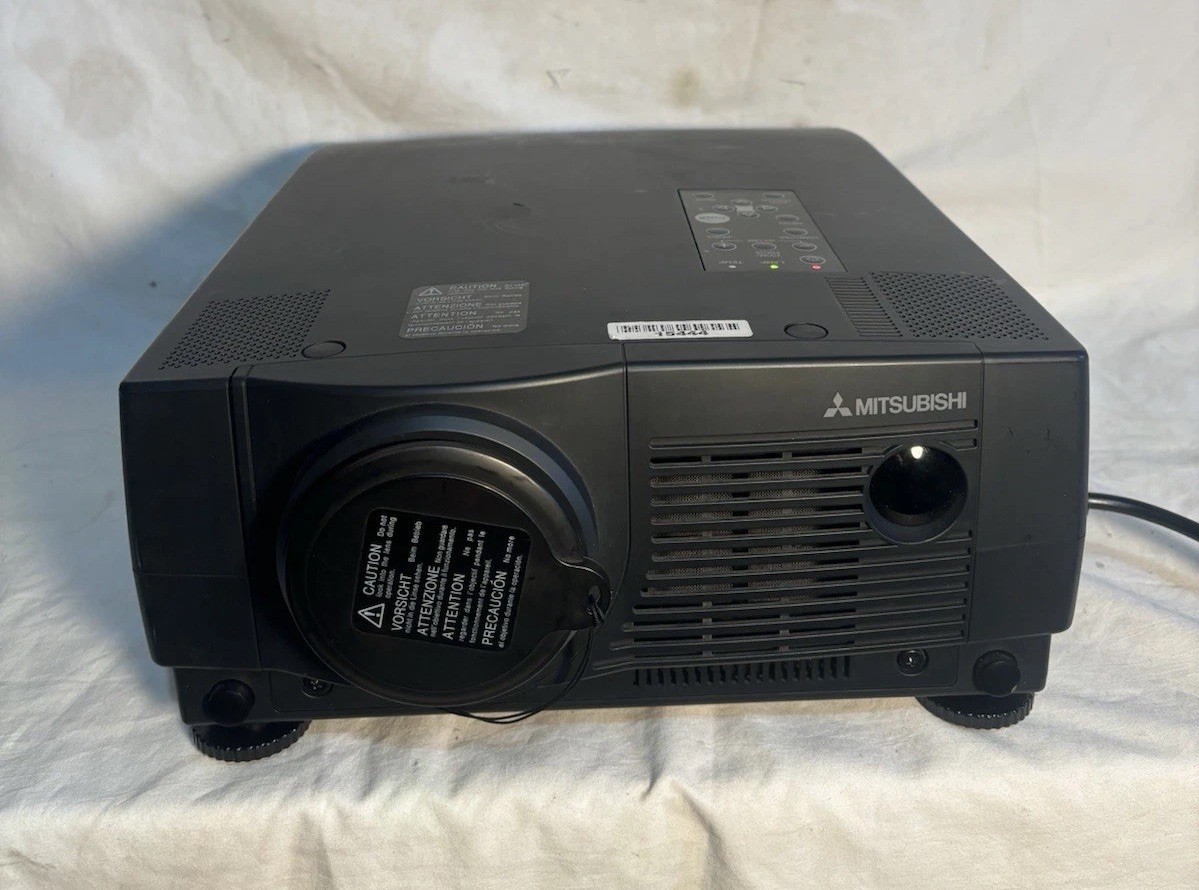 Mitubishi Lvp x300u 3LCD Conference Room Projector 4:3 2000 Lumens
