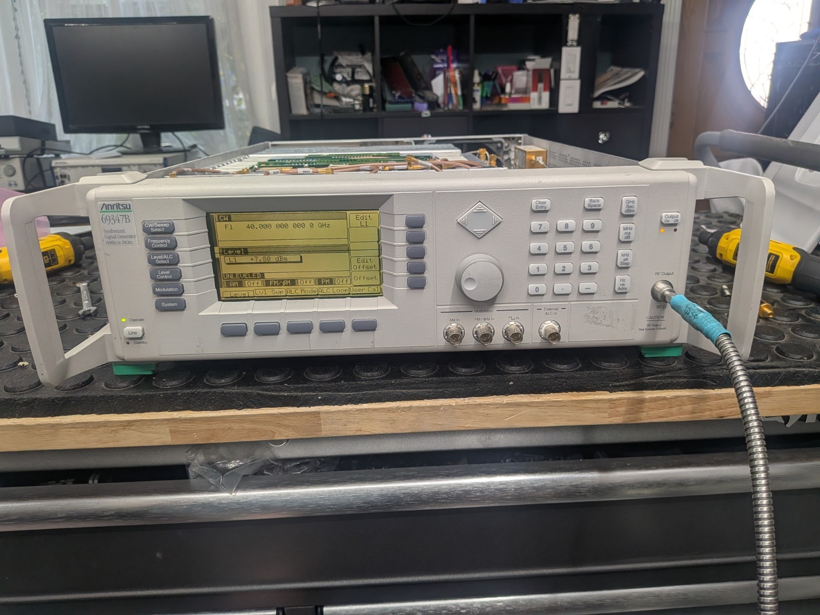 Anritsu 69367B 10Mhz-40GHz Signal Generator w/Opt 11,2,16,6 Low Noise! Cal'd!