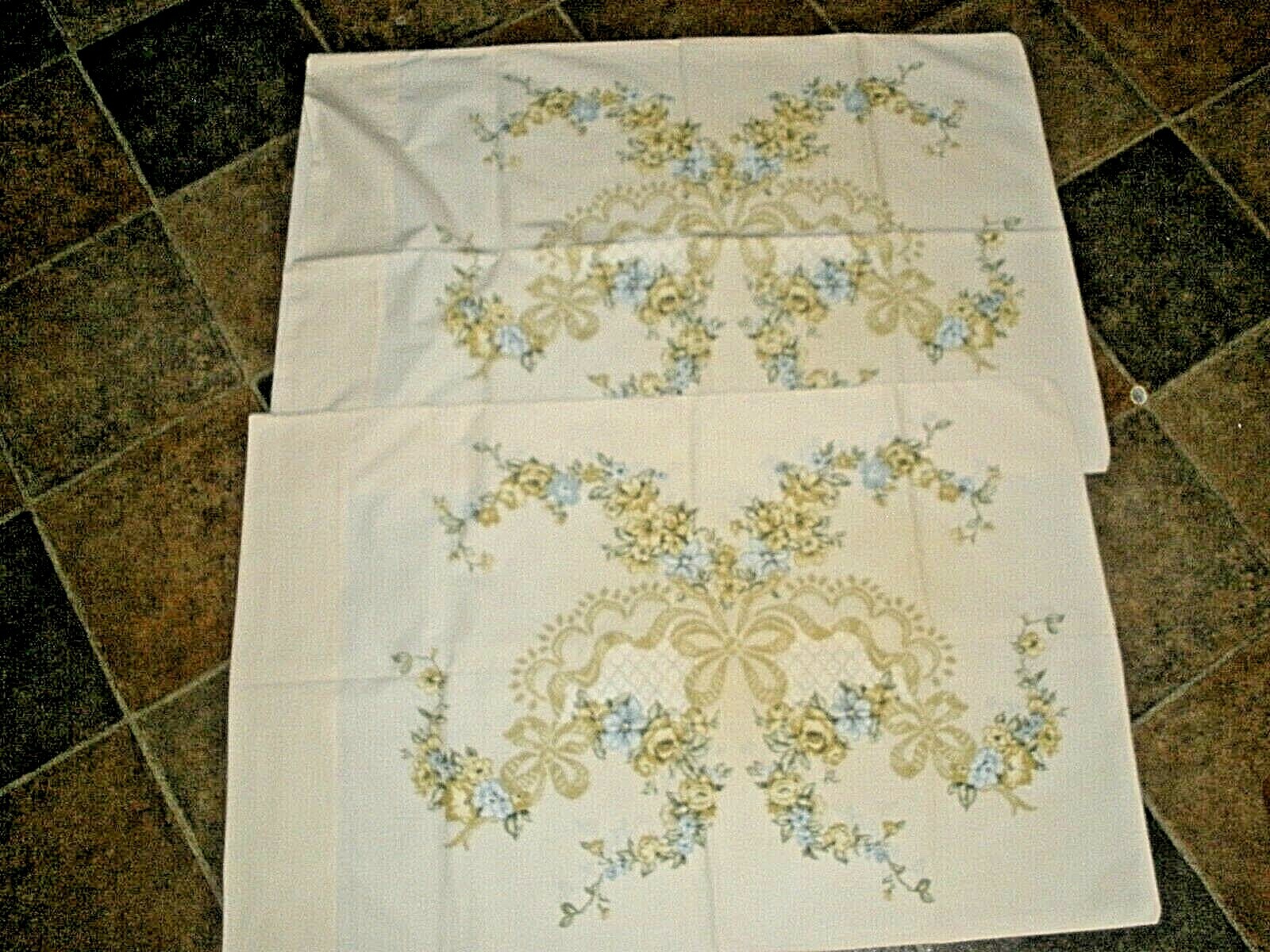 Vintage Set of 2 Pillowcases Pillowcase Beige with Flowers & Bows EUC