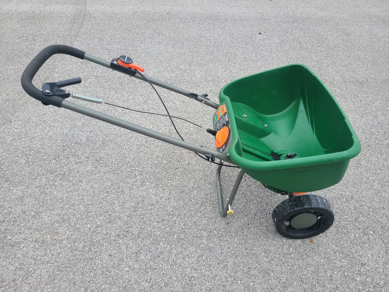Scotts Deluxe Edgeguard Broadcast Spreader