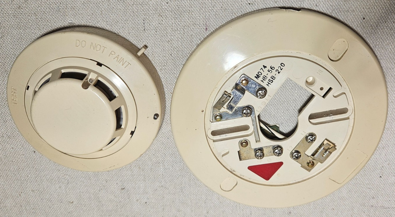 Hochiki SIH-24F Smoke Detector With HSB-220 Base