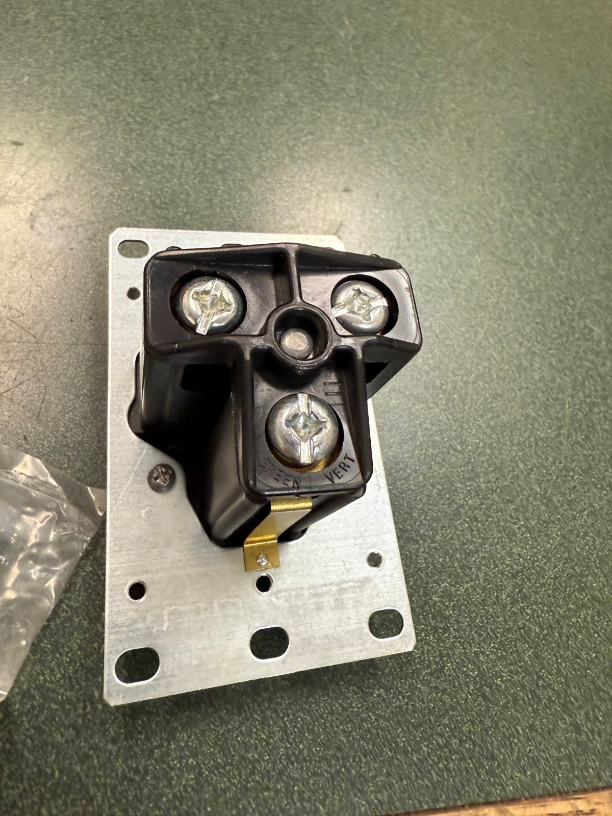 Leviton 2-Pole 3-Wire Grounding Power Outlet 5371