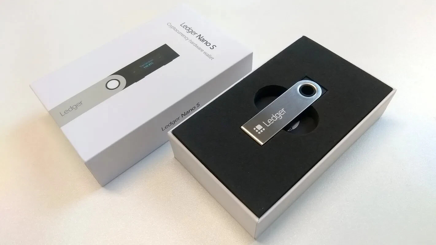 Ledger Nano S Cryptocurrency Bitcoin Hardware Wallet - Matte Black