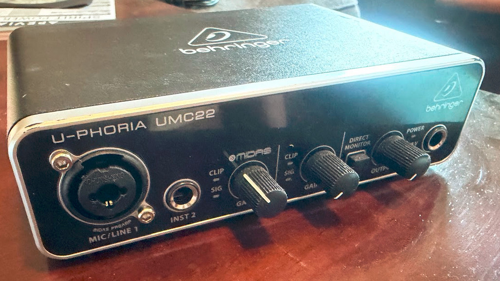 Behringer U-PHORIA UMC22 2in2out USB Audio Interface and Accessory Bundle