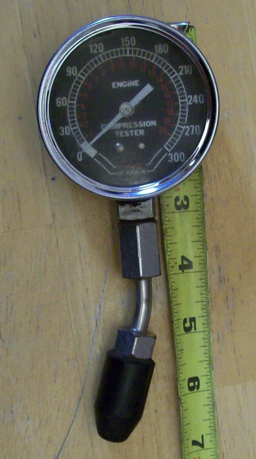 VINTAGE ENGINE COMPRESSION TESTER GAUGE (300 PSI)