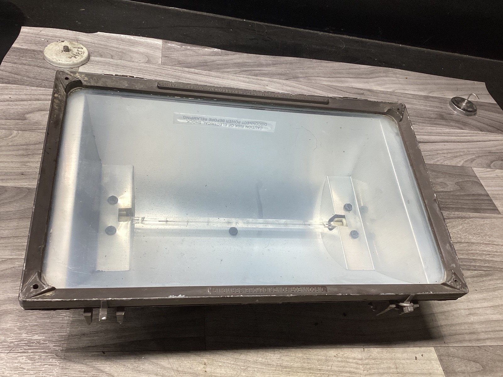 FLOOD LIGHT BROWN 240V #121B139PR3