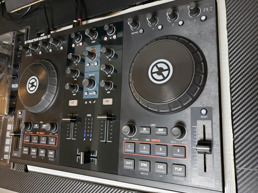 Native Instruments TRAKTOR KONTROL S2 MK1 DJ Controller 2ch