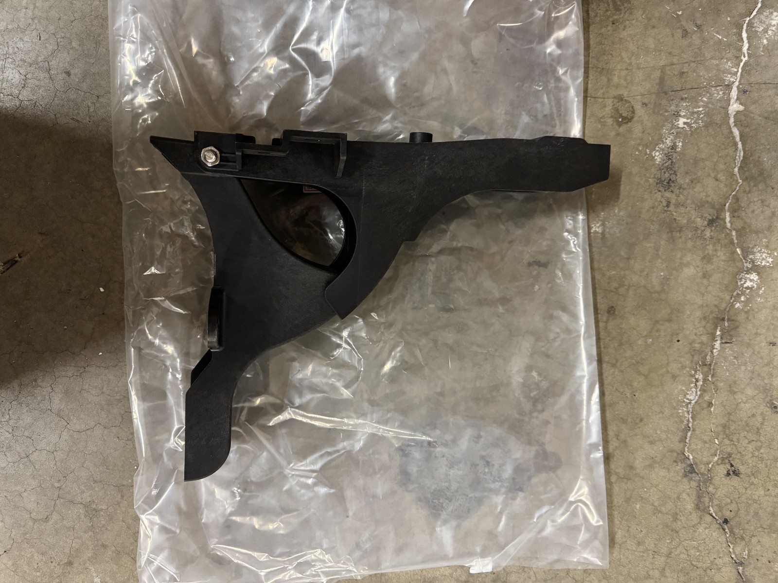 Freightliner Cascadia 2008+ Fairing Bracket Left/ Driver L3 A22-72586-000