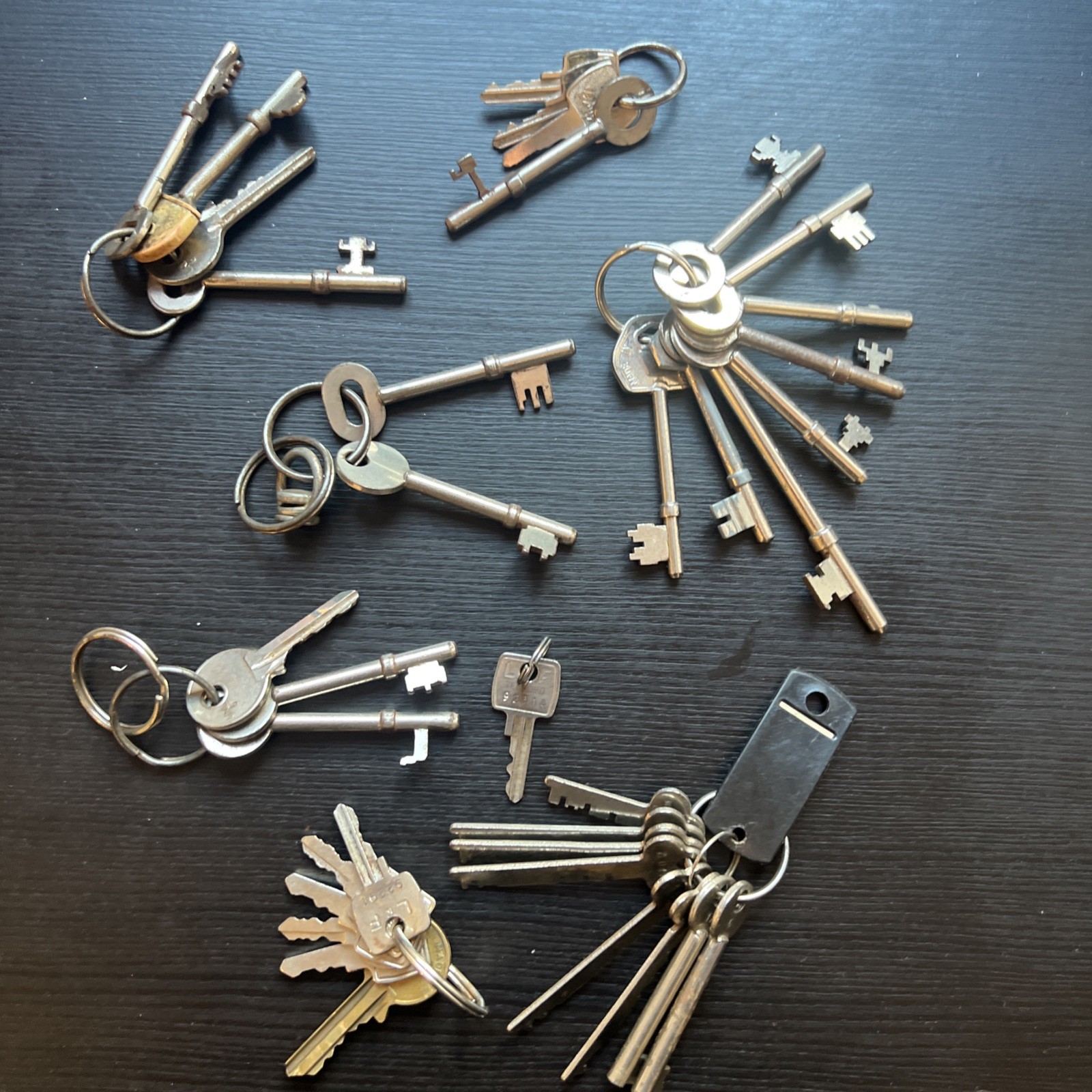 34x Old Vintage Keys Box Cabinet box drawer safe skeleton Padlock  (ZD)
