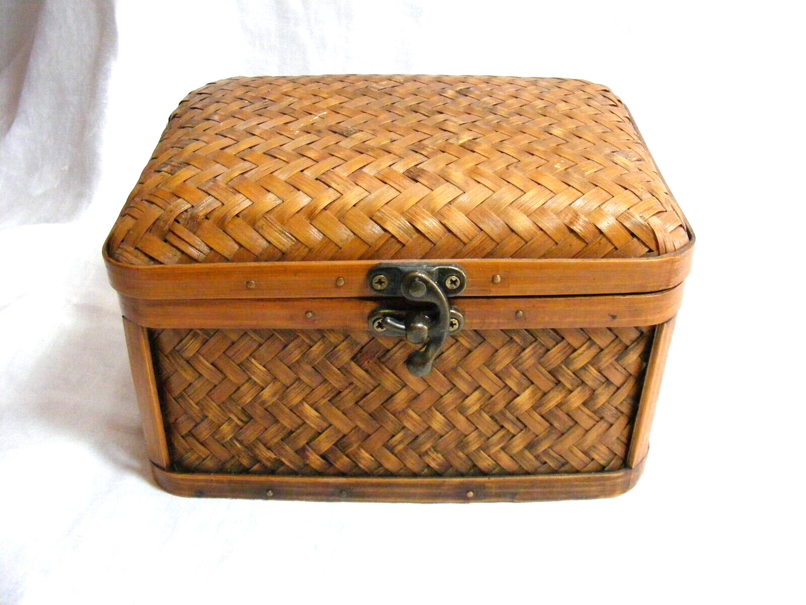 Vintage Basket Weave Jewelry Trinket Box Hook Latch 4-a
