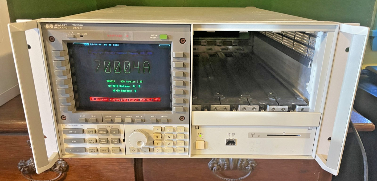 HP/Hewlett Packard 70004A Color Display,Agilent Spectrum Analyzer Mainframe/Rack