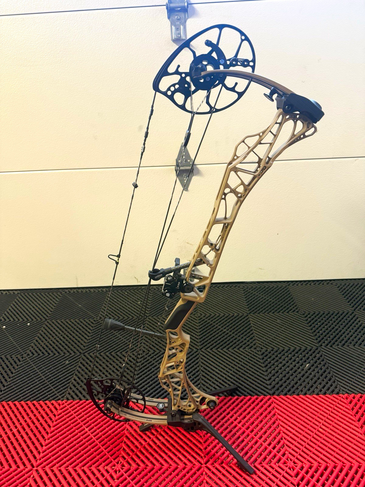 Mathews Lift RH Bow Tan 70lb 29.5 set up at 27.5w/ Epsilon Sight. SystemX string
