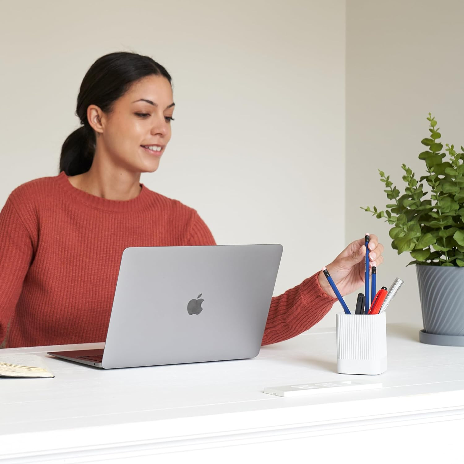 Aesthetic Pen Holder for Desk - Modern Concrete Pencil Holder - Cute and Functio