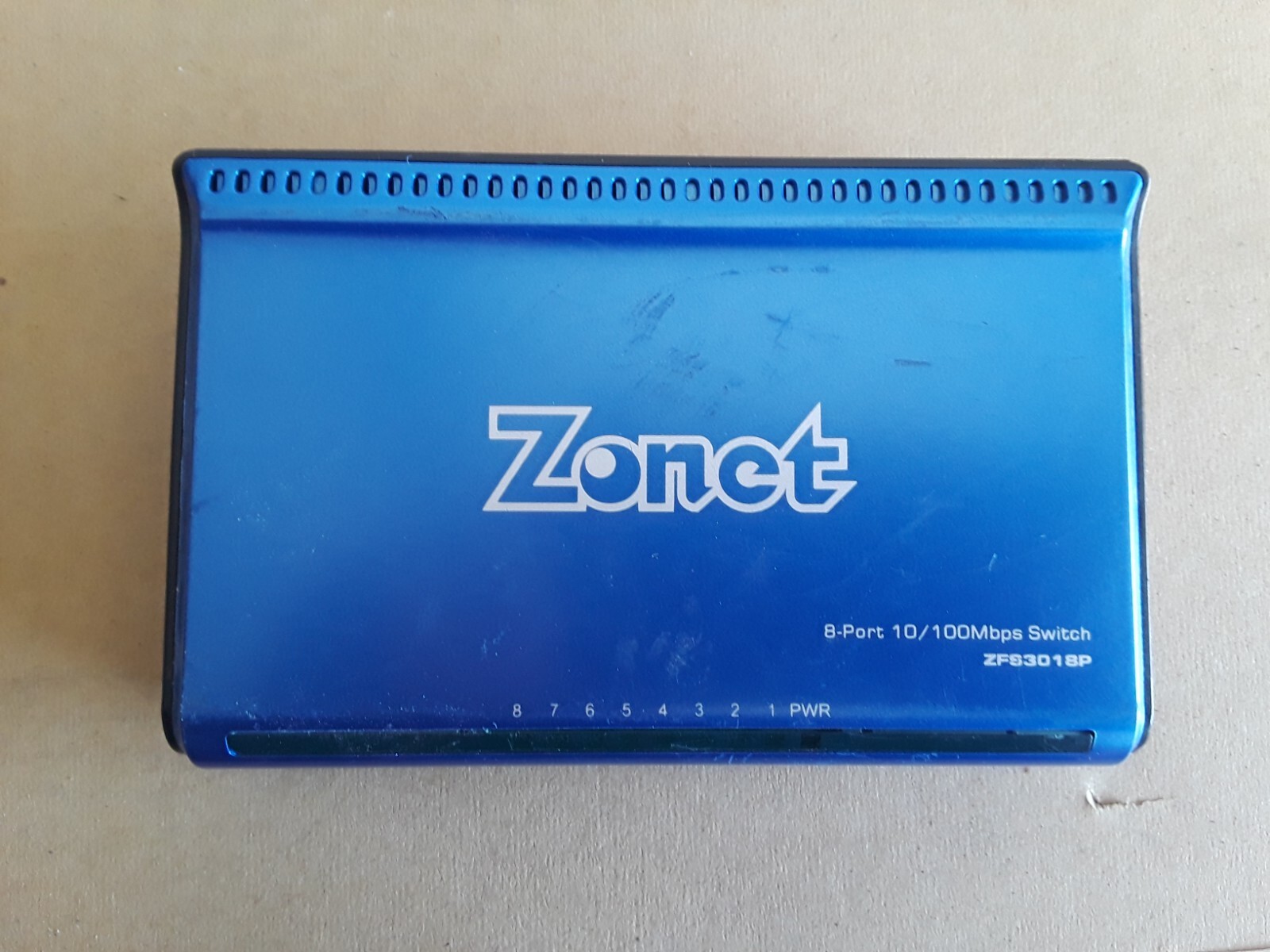 Zonet  (ZFS3018P) 8 Port Ethernet Switch With Power Supply.