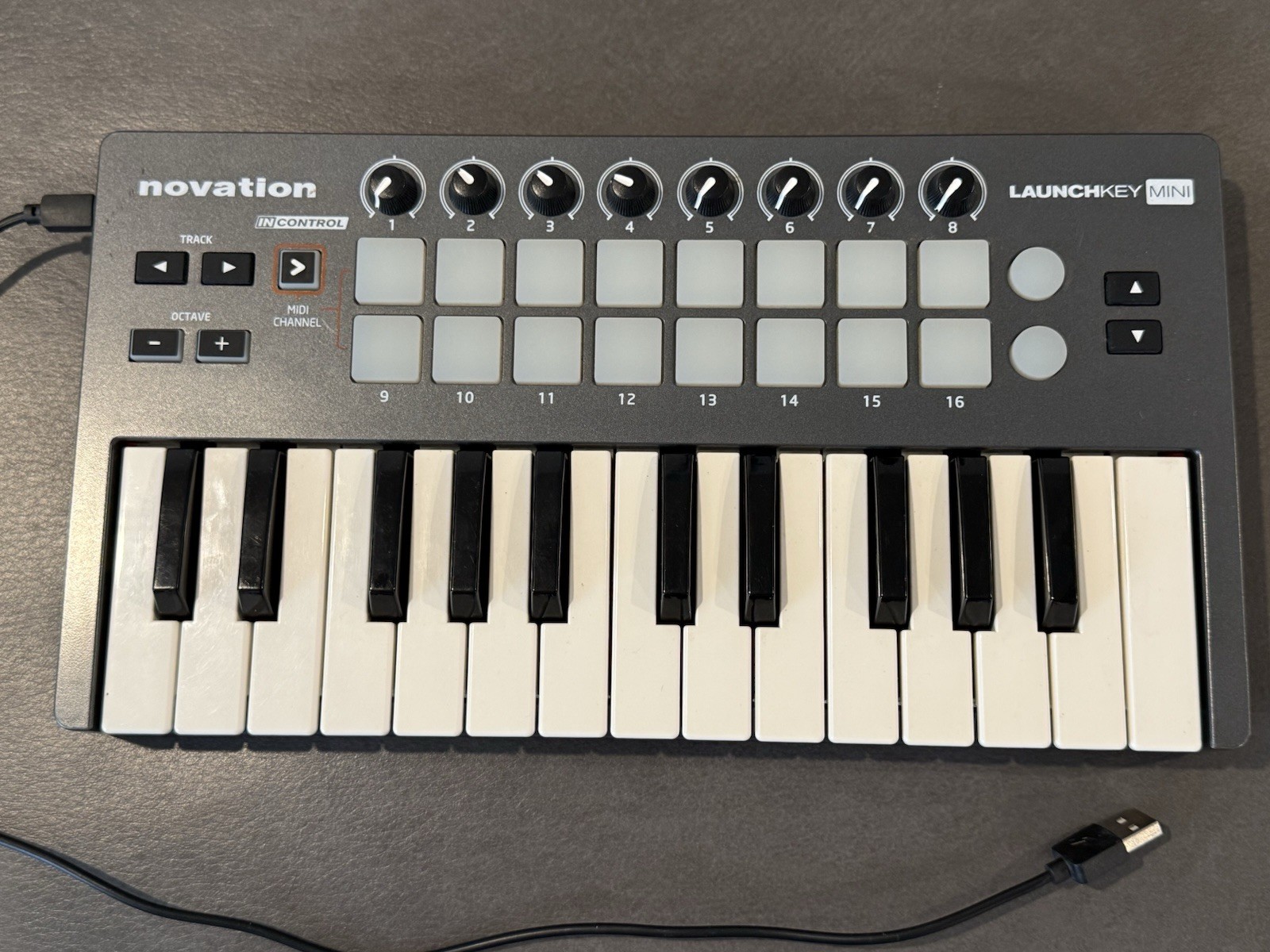 Novation Launchkey MINI 25-Key USB MIDI Keyboard Controller w/ Pads & Knobs