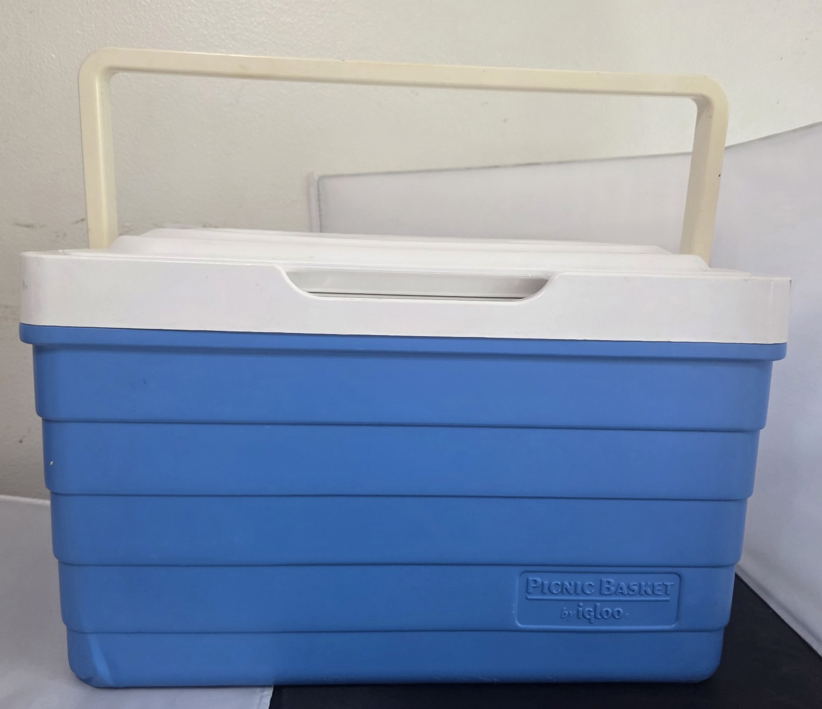 Rare Cupholder Vintage Igloo The Picnic Basket Cooler Blue white blue gently use