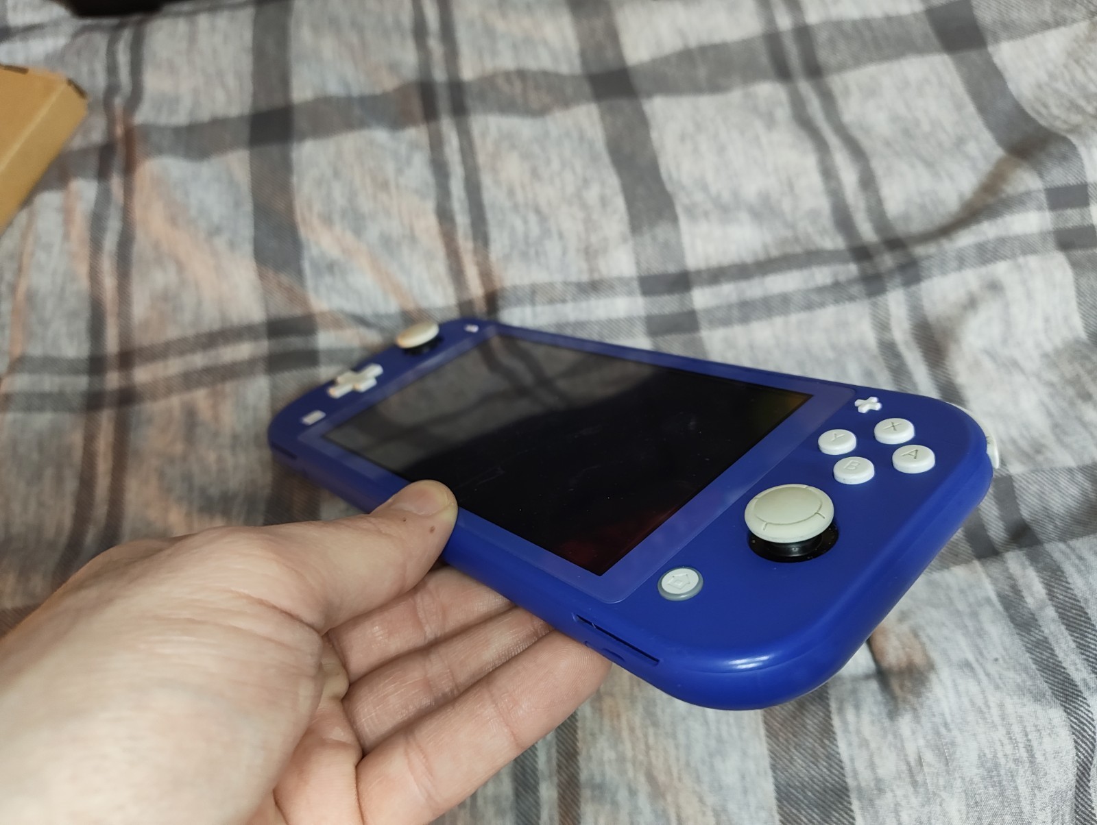 SWITCH LITE, FOR PARTS. NEEDS WORK OR PARTED OUT. BLUE 32GB