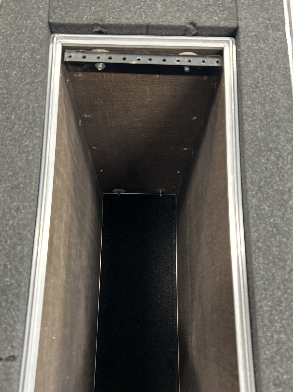 Flight Case Server Rack 4U Penn Elcom 19” Wide 21” Depth 2” Foam, missing parts