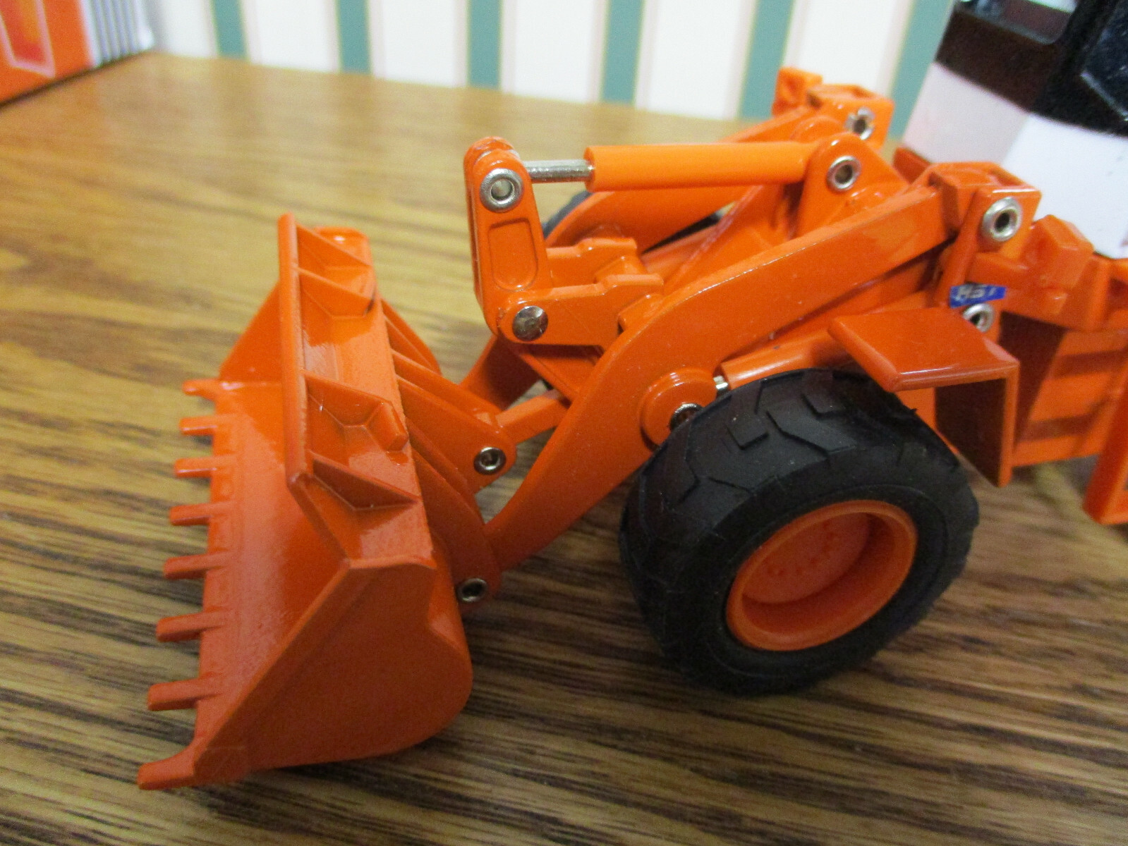 Hitachi LX70 Wheel Loader By Shinsei 1/40th Scale