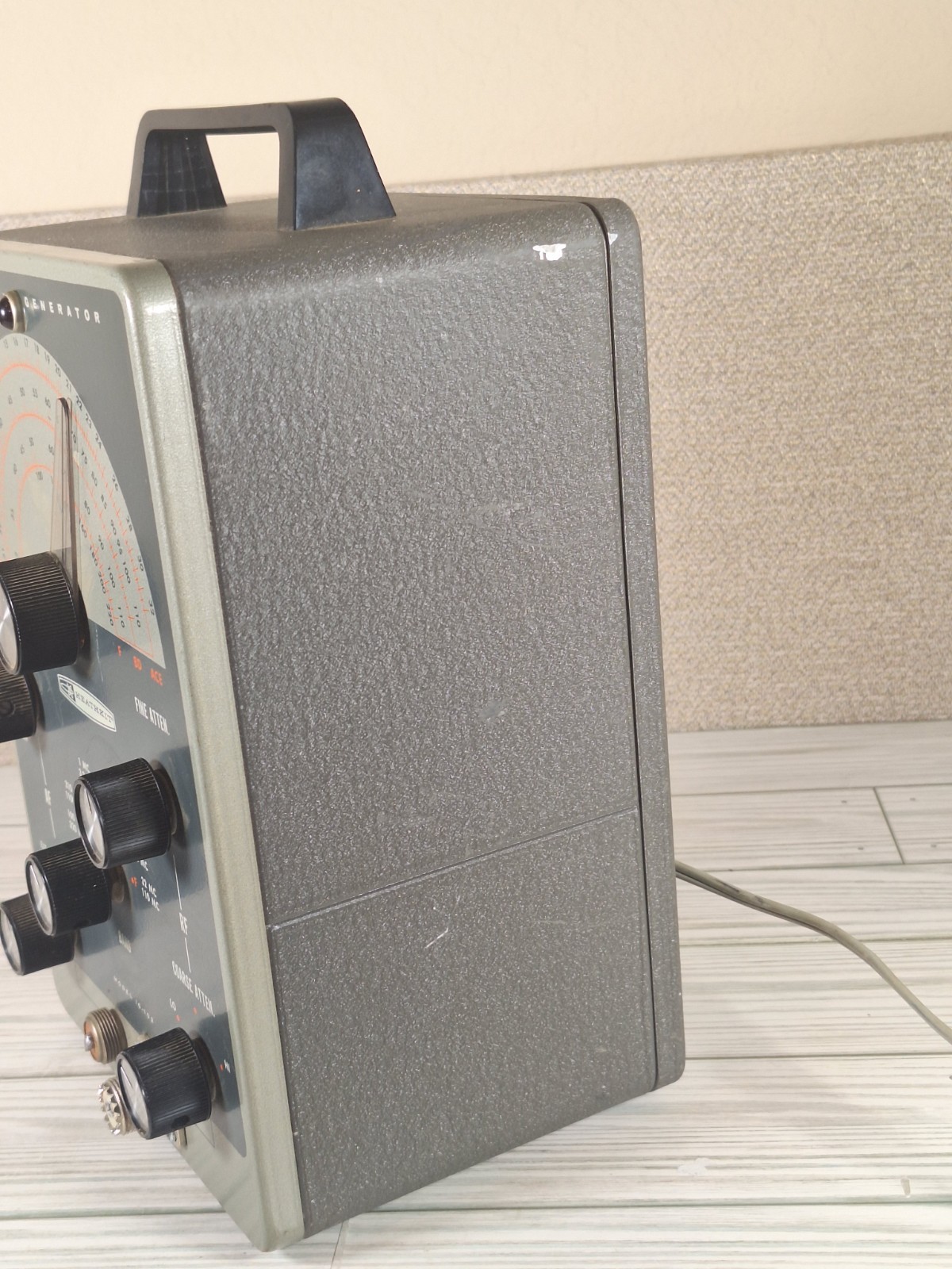 Vintage Heathkit RF Signal Generator Model IG-102 Powers On Untested