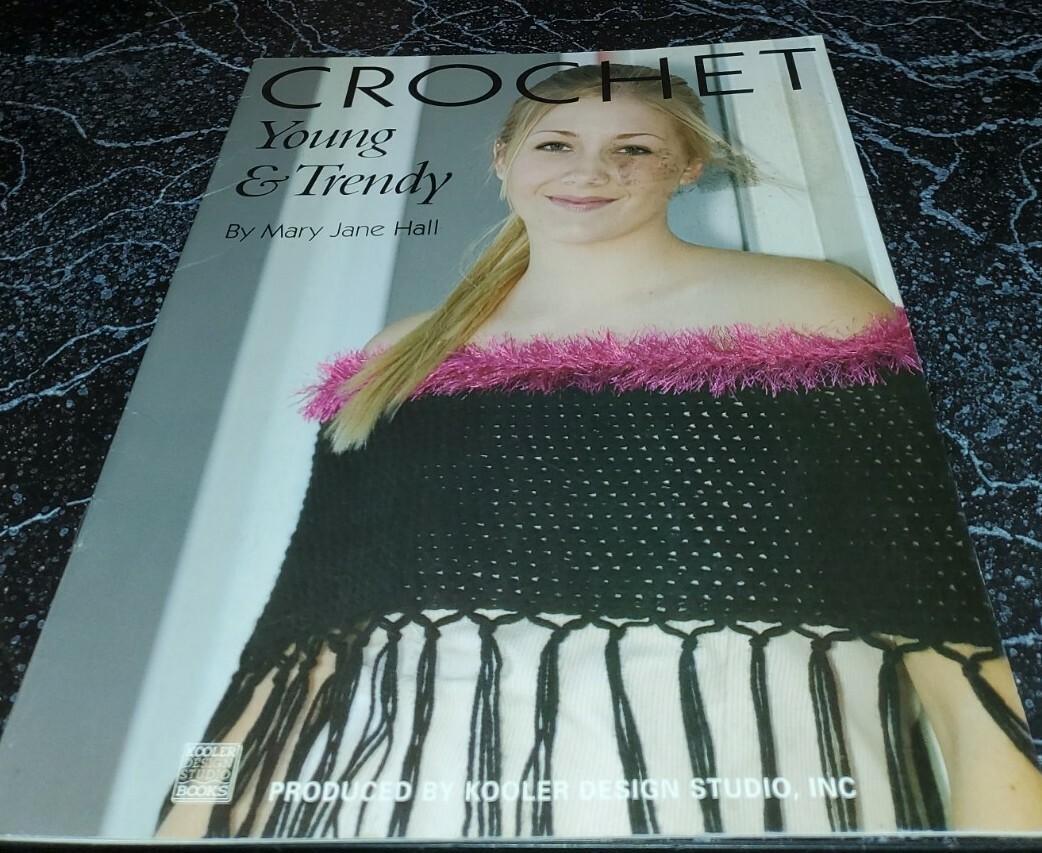 BD21 LEISURE ARTS 2005, CROCHET YOUNG & TRENDY - 6 DESIGNS