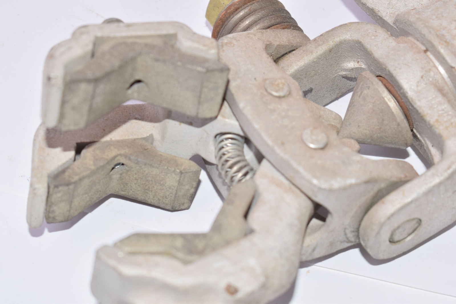 Electrical connector clamp, Part: 3248684, Hubbard, Vernon