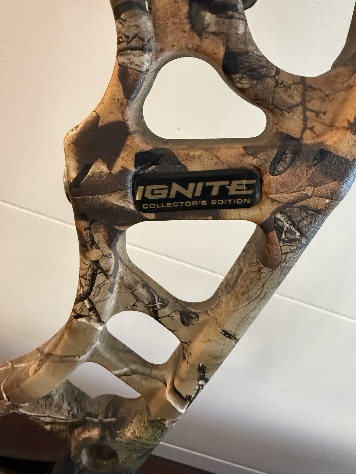 Hoyt Ignite Collector's Edition Bone Collector Compound Bow RH Camo Aluminum Ca…