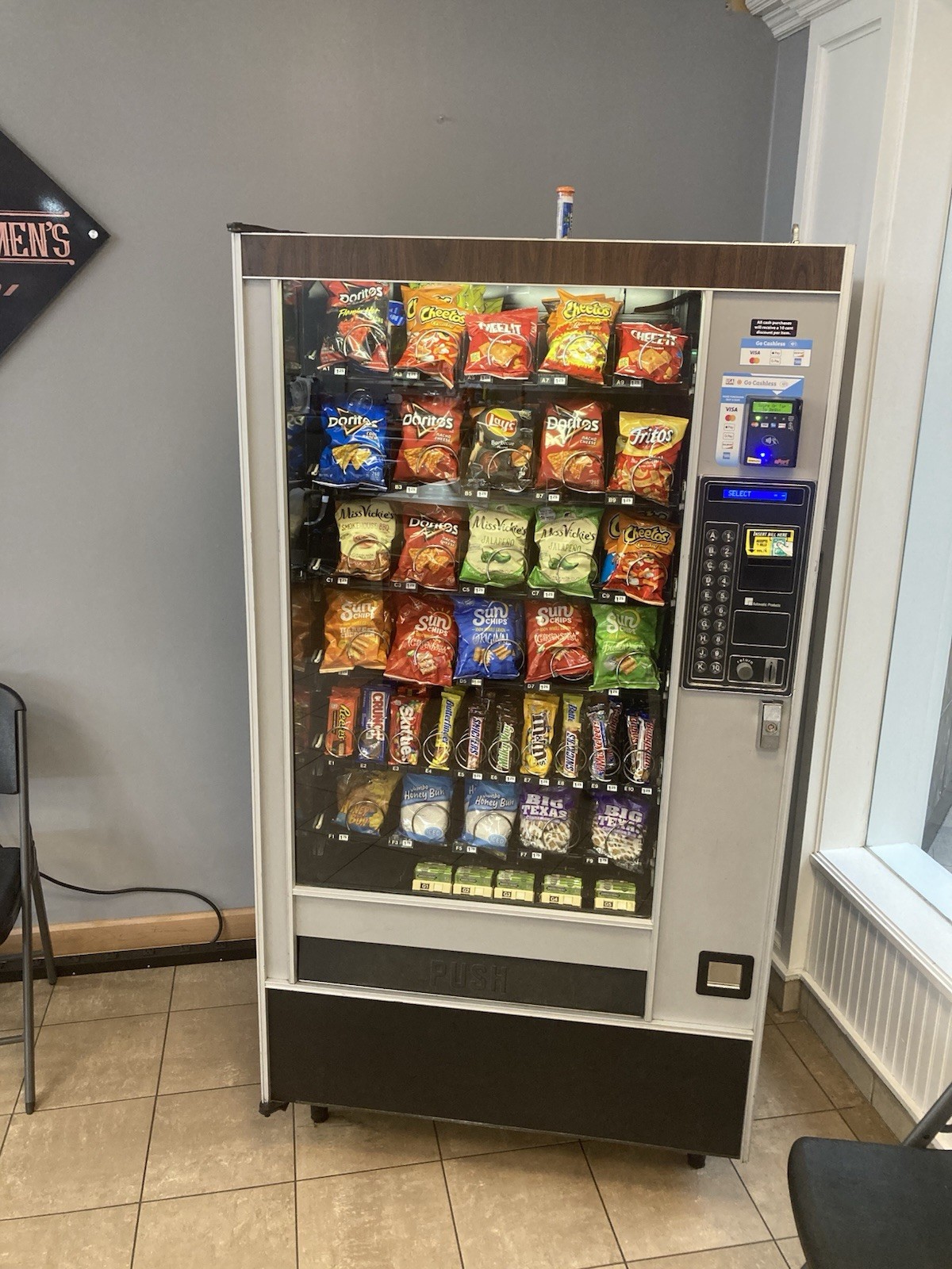 AP 113 Used SNACK VENDING MACHINE @Location AP w/computer Cc Reader