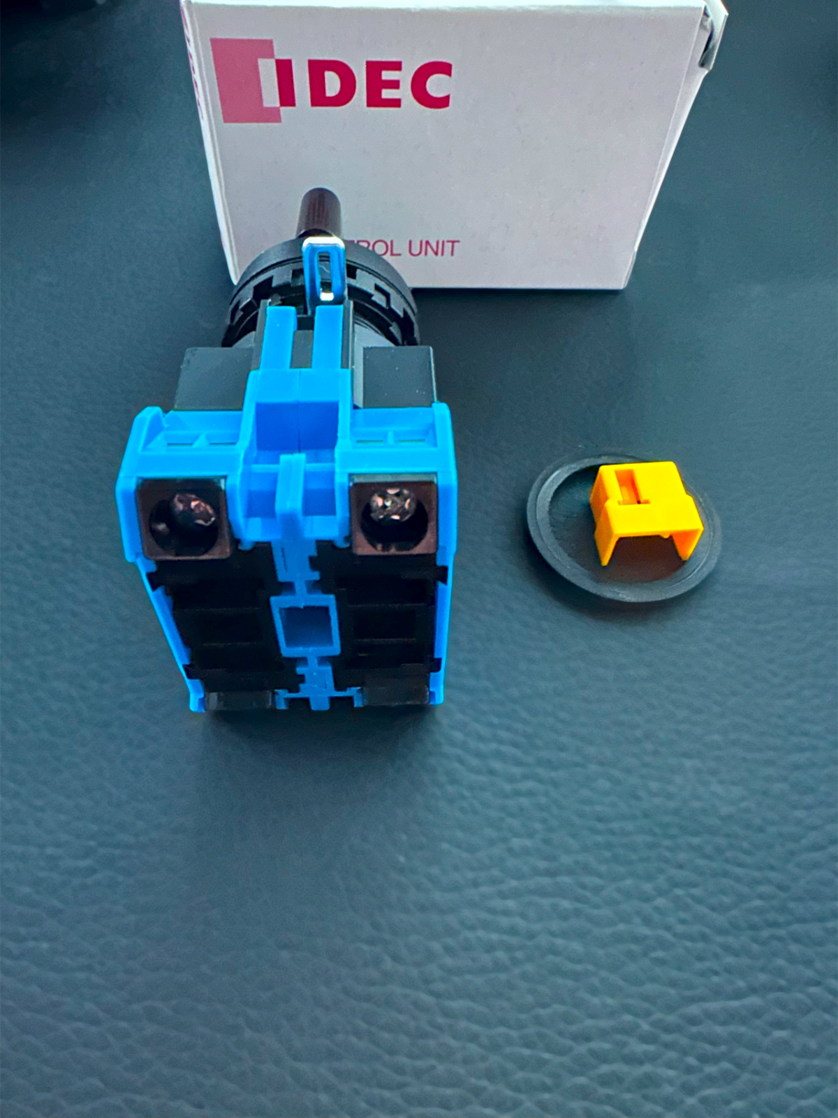 HW1S-3TF20 IDEC 3 Position Selector Switch DPST-NO 110V 10A AC, 8A DC