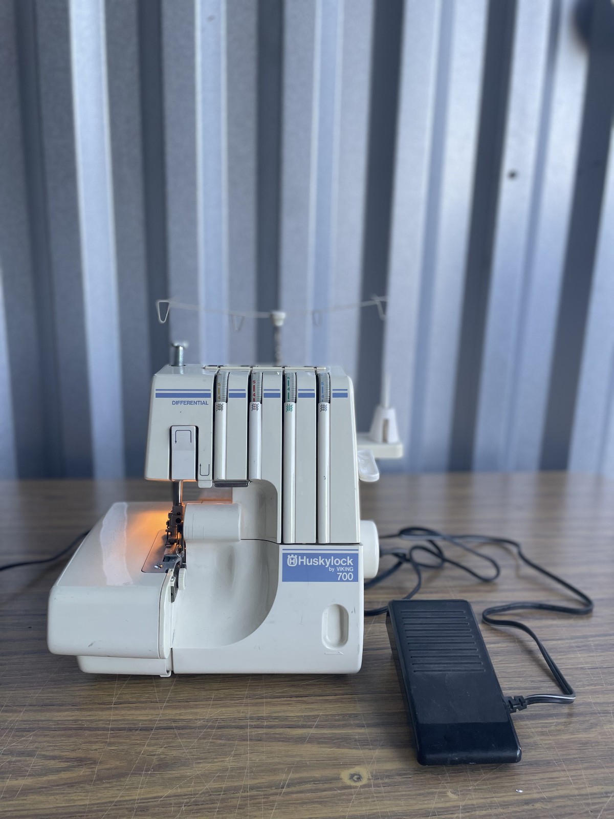 Husqvarna Huskylock by Viking 700 Serger Sewing Machine Tested/Works