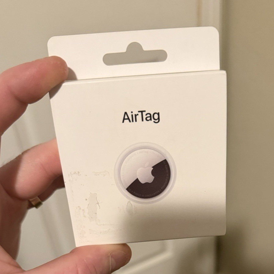 Apple AirTag Bluetooth Item Tracker - White (MPN AirTag)